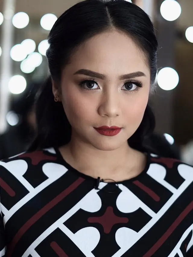 [Bintang] Biar Pipi Chubby, Makeup Andalan Gita Gutawa Ini Keren Maksimal