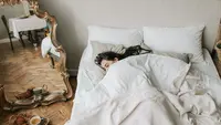 Ilustrasi wanita tidur, bermimpi. (Foto oleh Vlada Karpovich: https://www.pexels.com/id-id/foto/orang-wanita-tempat-tidur-pagi-5357341/)