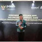 Wali Kota Tarakan Khairul dengan piala penghargaan Top 45 Inovasi Pelayanan Publik Tahun 2023.