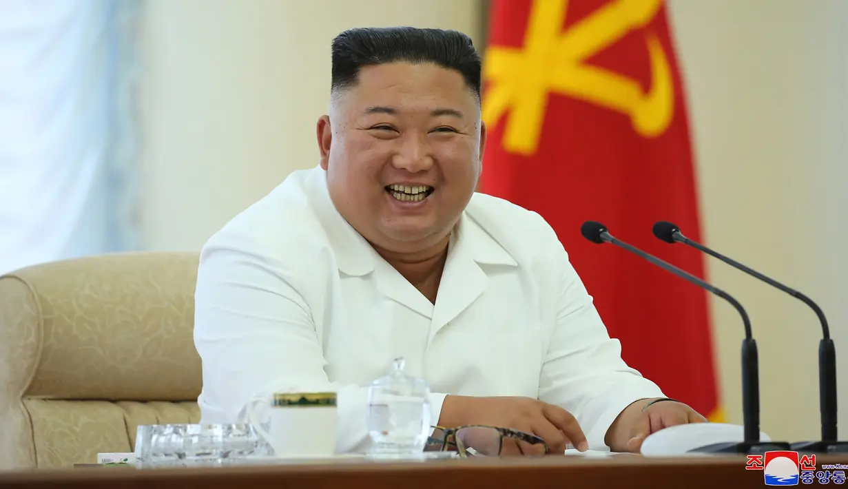 Pemimpin Korea Utara, Kim Jong-un berbicara selama pertemuan politbiro ke-13 dari Partai Buruh di lokasi yang dirahasiakan dalam gambar yang dirilis Senin (8/6/2020). Dalam pertemuan itu, Kim Jong-un juga membahas proyek-proyek ekonomi termasuk industri kimia. (Photo by STR / KCNA VIA KNS / AFP)