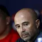 Chile's national team soccer coach Jorge Sampaoli (R) and soccer player Gary Medel attend a news conference at the Nacional Stadium in Santiago, Chile, July 3, 2015. Santiago will host the Copa America final soccer match between Chile and Argentina on Ju