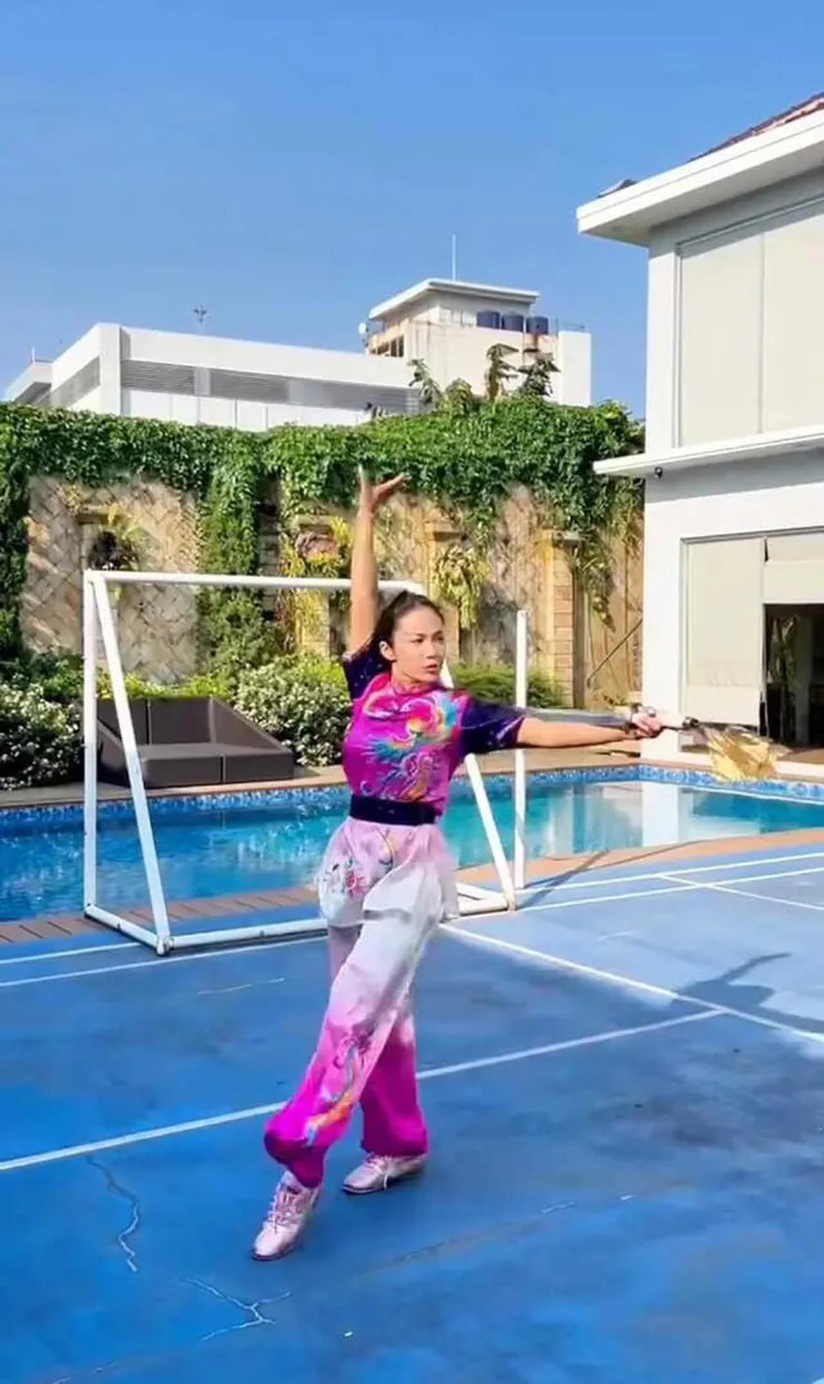 6 Potret Taman Rumah Kris Dayanti, Jadi Spot Favorit saat Olahraga Wushu