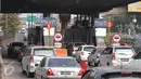 Sejumlah kendaraan mengantri di gerbang tol, Jakarta, Minggu (1/11/2015). Sebanyak 15 ruas tol mengalami kenaikan tarif per 1 November. (Liputan6.com/Angga Yuniar)