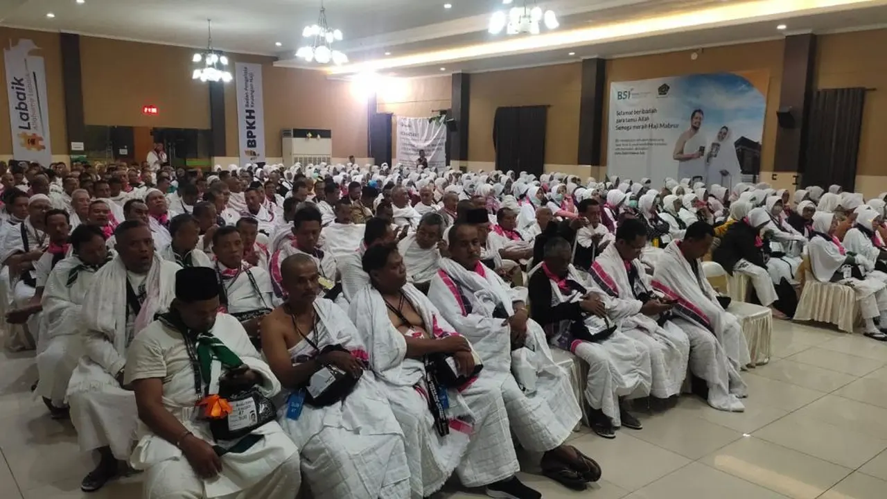 Jemaah calon haji di Embarkasi Surabaya langsung mengenakan ihram saat berangkat. (Foto: Kemenag Jatim)