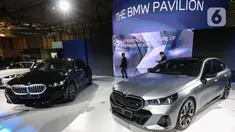 Sejumlah awak media melihat-lihat The All New 5 BMW saat diluncurkan pada Press Day pameran otomotif GAIKINDO Indonesia International Auto Show (GIIAS) 2024 di Indonesia Convention Exhibition (ICE) BSD, Serpong, Kabupaten Tangerang, Banten, Rabu (17/7/2024). (Liputan6.com/Angga Yuniar)