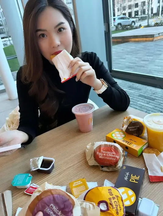 Gwen Ashley tampil stylish di foto ini dengan turtleneck hitam. [Foto: Instagram/gwen_ashley]