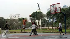 Sejumlah pelajar bermain basket di Kawasan Lapangan Banteng, Jakarta, Senin (29/8). Pemprov DKI Jakarta berencana melakukan desain ulang Lapangan Banteng, sehingga Monumen Pembebasan Irian Barat bisa lebih terlihat. (Liputan6.com/Helmi Fithriansyah)