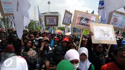 Ribuan buruh melakukan aksi di depan Istana Negara, Jakarta, Selasa (1/9/2015). Dalam aksinya mereka mengajukan beberapa tuntutan diantaranya perlindungan terhadap serbuan tenaga kerja asing di Indonesia. (Liputan6.com/Helmi Fithriansyah)