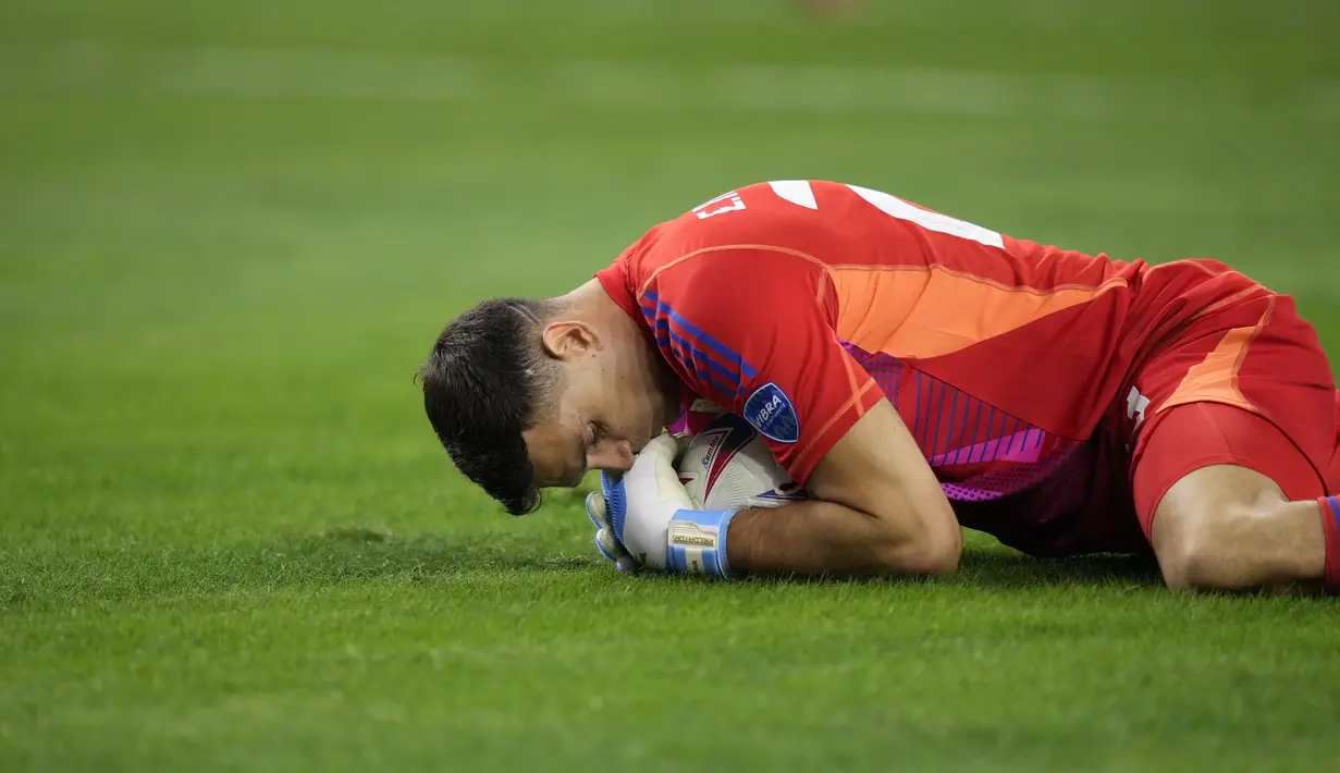 Kiper Argentina Emiliano Martinez tampil menjadi pahlawan timnya setelah menggagalkan dua penendang Ekuador, Angel Mena dan Alan Minda.  (AP Photo/Kevin M. Cox)