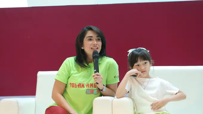 Ussy  Sulistiawaty di talkshow Fimela Fest 2019 bersama Tolak Angin