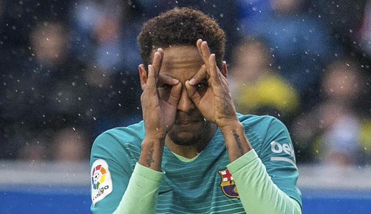 Penyerang Barcelona, Neymar, merayakan gol yang dicetaknya ke gawang Alaves. Kemenangan ini membuat Barca terus menempel Real Madrid di puncak klasemen dengan selisih satu poin. (EPA/Javier Zorrilla)