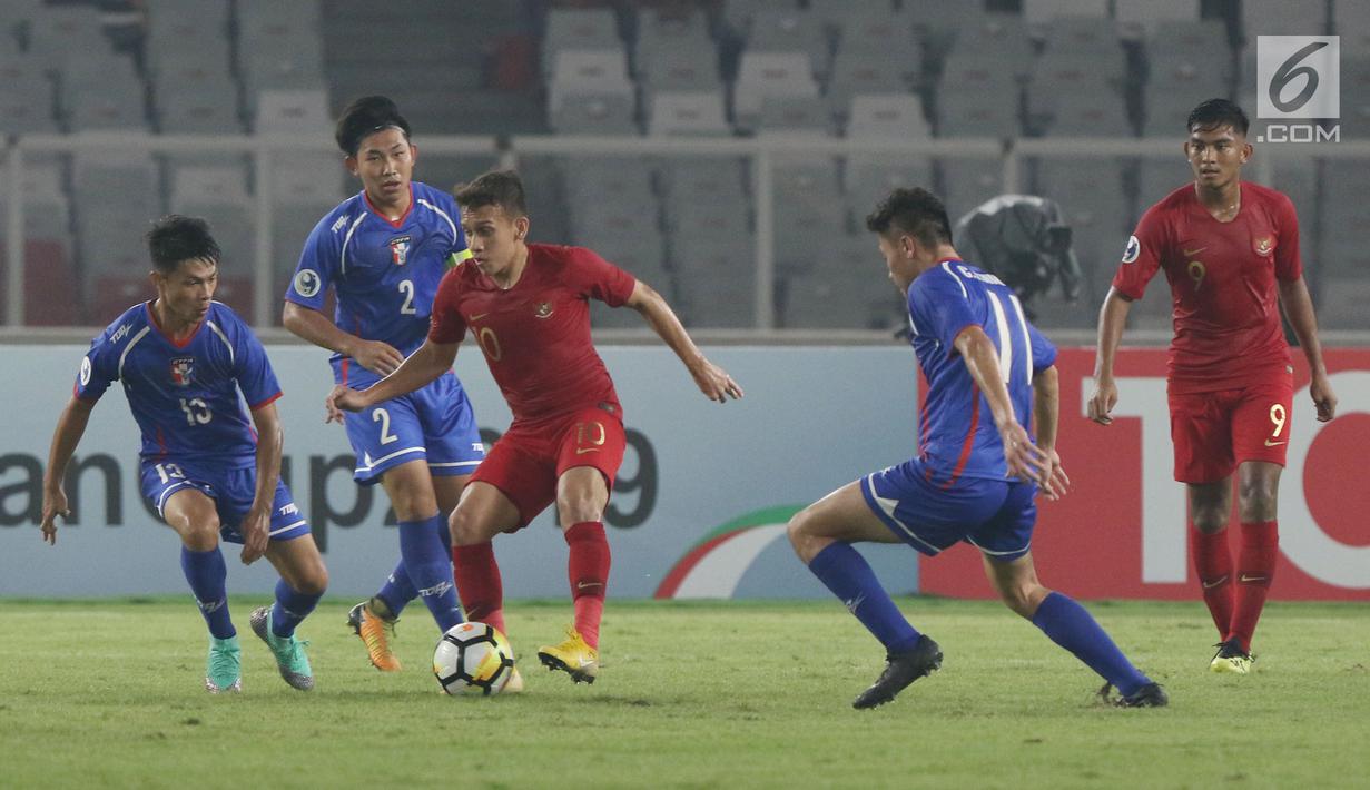 Pemain Timnas Indonesia U-19, Egy Maulana Vikri berebut bola dengan pemain Chinnese Taipei saat laga penyisihan Grup A Piala AFC U-19 2018 di Stadion GBK, Jakarta, Kamis (18/10). Babak pertama berakhir imbang 0-0. (Liputan6.com/Helmi Fithriansyah)