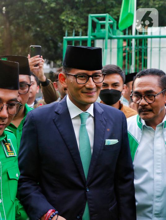 Sandi kala itu turut mengirim surat kepada Ketua Umum Prabowo Subianto melalui Ketua Dewan Pimpinan Pusat (DPP) Partai Gerindra Sufmi Dasco Ahmad. (Liputan6.com/Angga Yuniar)