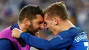 Antoine Griezmann (kanan) merayakan golnya bersama rekannya Andre-Pierre Gignac saat melawan Jerman pada semi-final piala Eropa 2016 di Stade Velodrome, Marseille (7/7/2016). (REUTERS/Christian Hartmann)