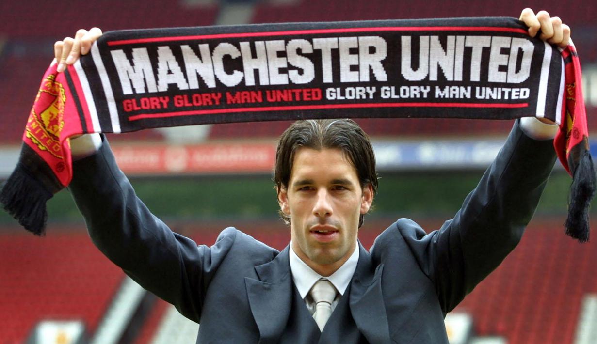 Ruud van Nistelrooy. Striker Belanda yang kini berusia 46 tahun dan telah pensiun pada Juli 2012 bersama Malaga ini didatangkan Manchester United dari PSV Eindhoven pada awal musim 2001/2002 dengan nilai transfer 28,5 juta euro. Ia langsung tampil tajam di musim pertamanya di Liga Inggris dengan mencetak 23 gol dan 1 assist. Bertahan hingga akhir musim 2005/2006 ia total tampil dalam 218 laga di semua ajang dengan torehan 150 gol dan 25 assist. Saat ini ia dipercaya menjadi manajer tim PSV Eindhoven sejak Juli 2022. (AFP/Martyn Harrison)