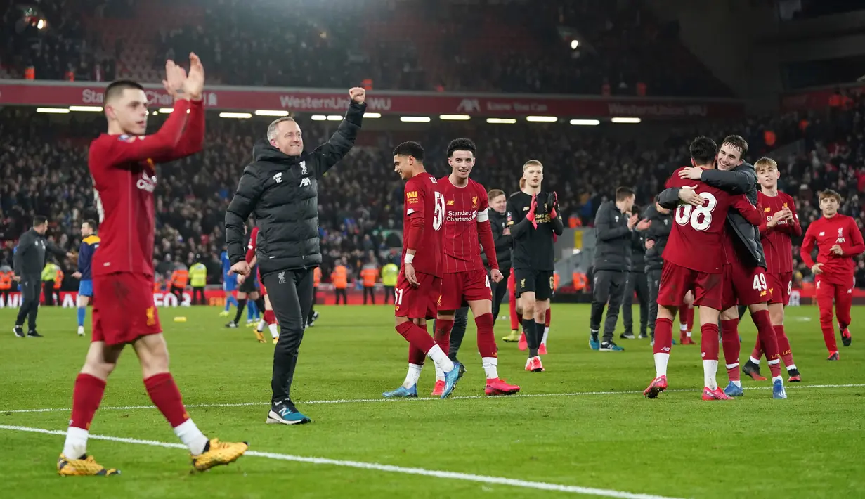 Pelatih Liverpool U-23 Neil Critchley (kedua kiri) merayakan dengan para pemainnya setelah memenangkan mengalahkan Shrewsbury Town pada pertandingan ulang babak keempat Piala FA di Anfield Stadium, Liverpool, Inggris, Selasa (4/2/2020). Liverpool menang 1-0. (AP Photo/Jon Super)