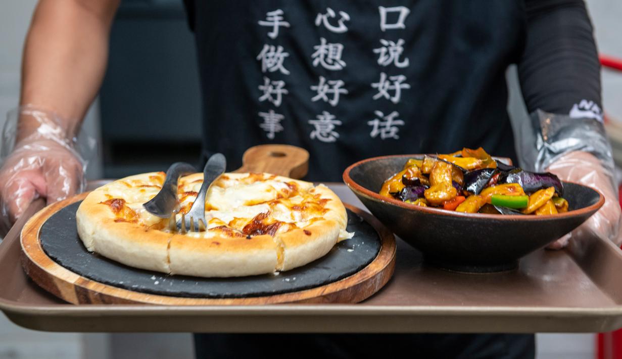 Staf menyajikan hidangan di sebuah restoran vegetarian di Kunming, Provinsi Yunnan, China barat daya, pada 14 Juni 2020. Dalam beberapa tahun terakhir, hidangan vegetarian menjadi populer di kalangan konsumen karena semakin banyak restoran vegetarian bermunculan di Kunming. (Xinhua/Chen Xinbo)
