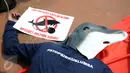 Aktivis JAAN melakukan aksi tidur untuk menolak eksploitasi hewan lumba-lumba di Jakarta, Senin (31/10). Mereka menilai pentas satwa lumba-lumba tidak menyampaikan pesan edukasi dan tidak menghargai . (Liputan6.com/Helmi Fithriansyah)