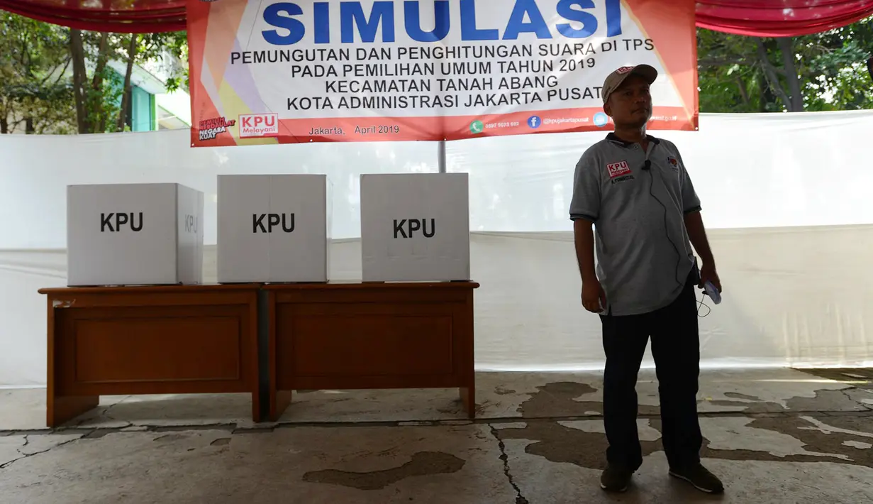 Petugas berjaga saat simulasi pencoblosan dan penghitungan di TPS pada Pemilihan umum 2019 di Kecamatan Tanah Abang, Jakarta, Selasa (9/4). Simulasi ini untuk memahami alur dan aturan Pemilu baik petugas dan warga yang akan mengikuti Pemilihan umum pada 17 April 2019. (merdeka.com/Imam Buhori)