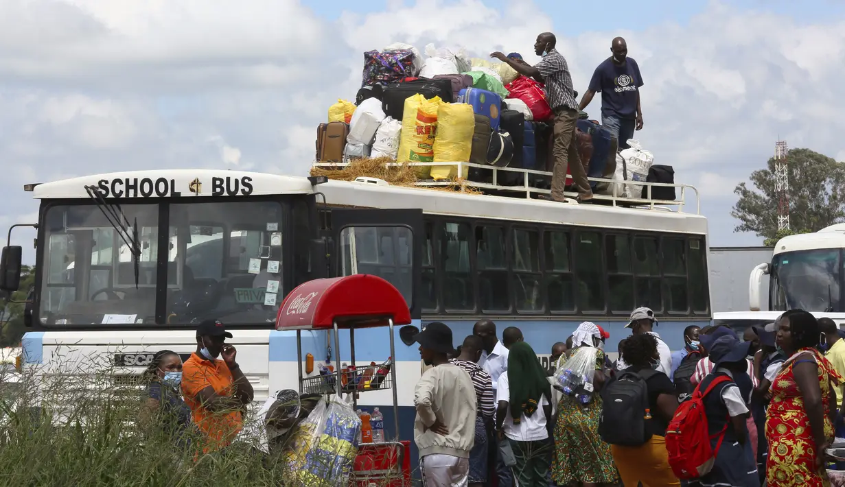 Bus sekolah dimuati sambil menunggu anak-anak sekolah asrama naik di Harare, Minggu (6/2/2022). Sekolah-sekolah di Zimbabwe dibuka kembali pada 7 Februari setelah penundaan selama berminggu-minggu dalam mengizinkan siswa kembali menyusul meningkatnya infeksi COVID-19. (AP Photo/Tsvangirayi Mukwazhi)