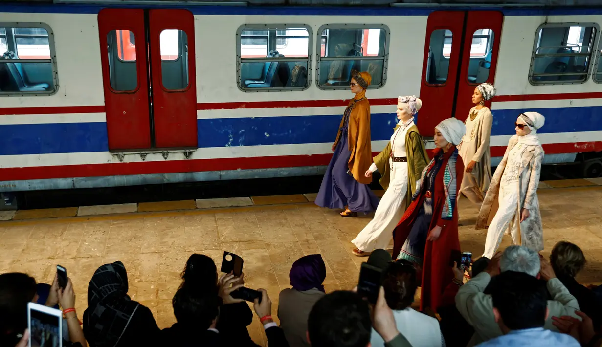 Pengunjung saat menyaksikan sejumlah model memperagakan busana muslim khas Turki selama Istanbul Modest Fashion Week di stasiun kereta api Haydarpasa di Istanbul, Turki 13 Mei 2016. (REUTERS / Murad Sezer)