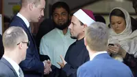 Pangeran William mengunjungi Masjid Al Noor di Christchurch, Selandia Baru (Tracey Nearmy/Pool via AP)
