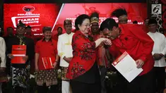 Djarot Saiful Hidayat (kanan depan) mencium tangan Ketua Umum DPP PDIP, Megawati Sukarnoputri usai menerima surat rekomendasi menjadi Bakal Cagub Sumatera Utara di Jakarta, Kamis (4/1). (Liputan6.com/Helmi Fithriansyah)