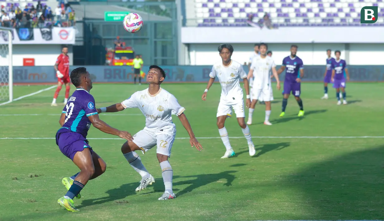 Pemain Arema FC, Bayu Setiawan mengontrol bola dibayangi pemain Persita Tangerang, Éber Bessa dalam laga lanjutan BRI Liga 1 2024/2025 di Indomilk Arena, Tangerang, Minggu (20/04/2025) WIB. (Bola.com/M Iqbal Ichsan)