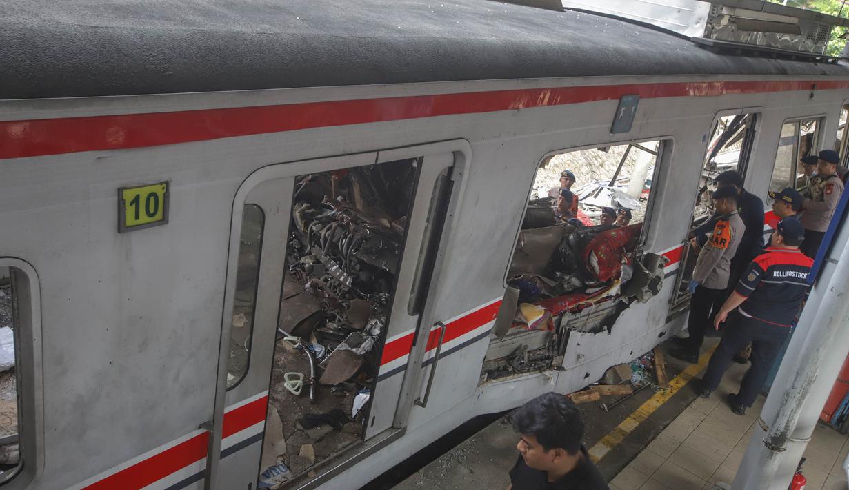 Petugas melakukan pengecekan saat proses evakuasi gerbong Kereta Rel Listrik (KRL) Commuter Line pasca-tabrakan Kereta Api Jarak Jauh (KAJJ) Argo Bromo Anggrek relasi Gambir-Surabaya Pasar Turi di Stasiun Bekasi Timur, Bekasi, Jawa Barat, Selasa (28/4/2026). (merdeka.com/Arie Basuki)