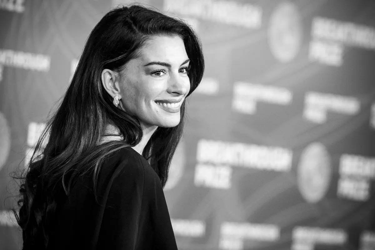 Anne Hathaway Jadi Perempuan Tercantik Sejagad 2026, Apa Rahasia Kecantikannya?