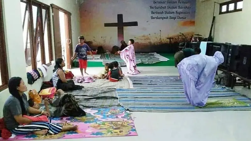 Viral Foto Pengungsi Banjir Salat di Gereja Kudus, Indahnya Toleransi