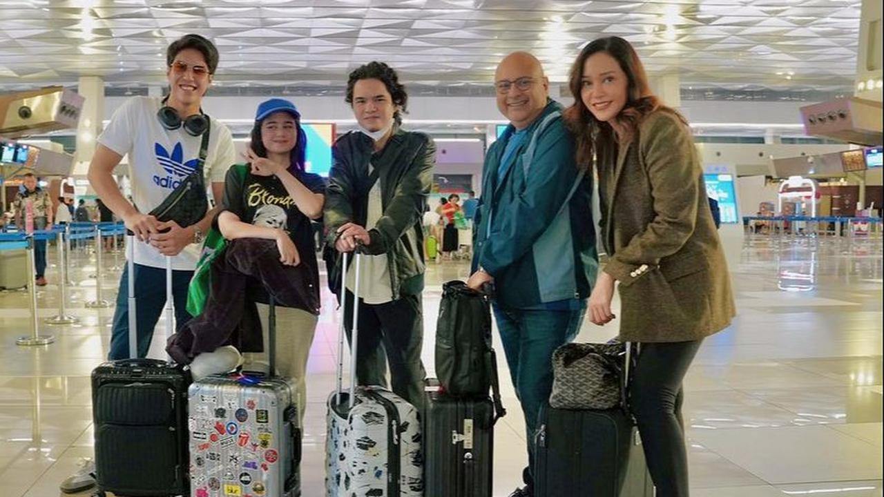 Maia Estianty sempat mengunggah foto kebersamaan dengan keluarganya sebelum berangkat ke Inggris. Dalam foto itu ada Tissa Biani yang disebut Maia sebagai Calon Mantu.&nbsp;