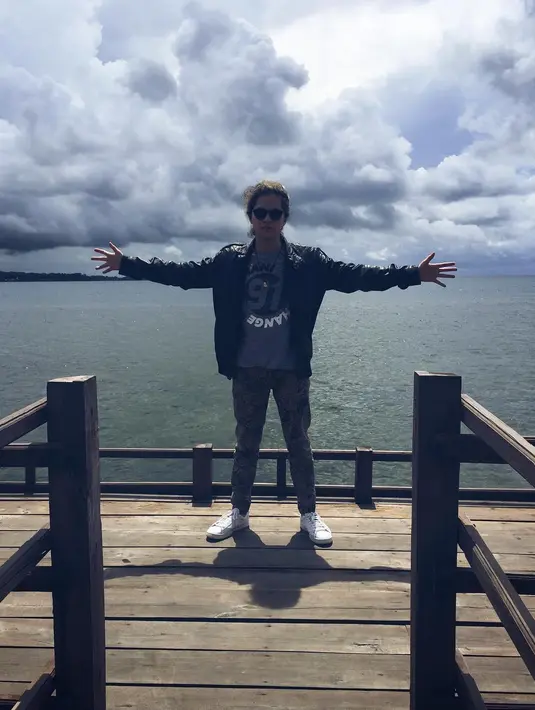 Kebahagiaan begitu terlihat dalam wajah Dul dalam foto bersama bundanya, Maia Estianty. Ia bahkan memuji bundanya malaikat yang terlihat.  (Instagram/duljaelani)