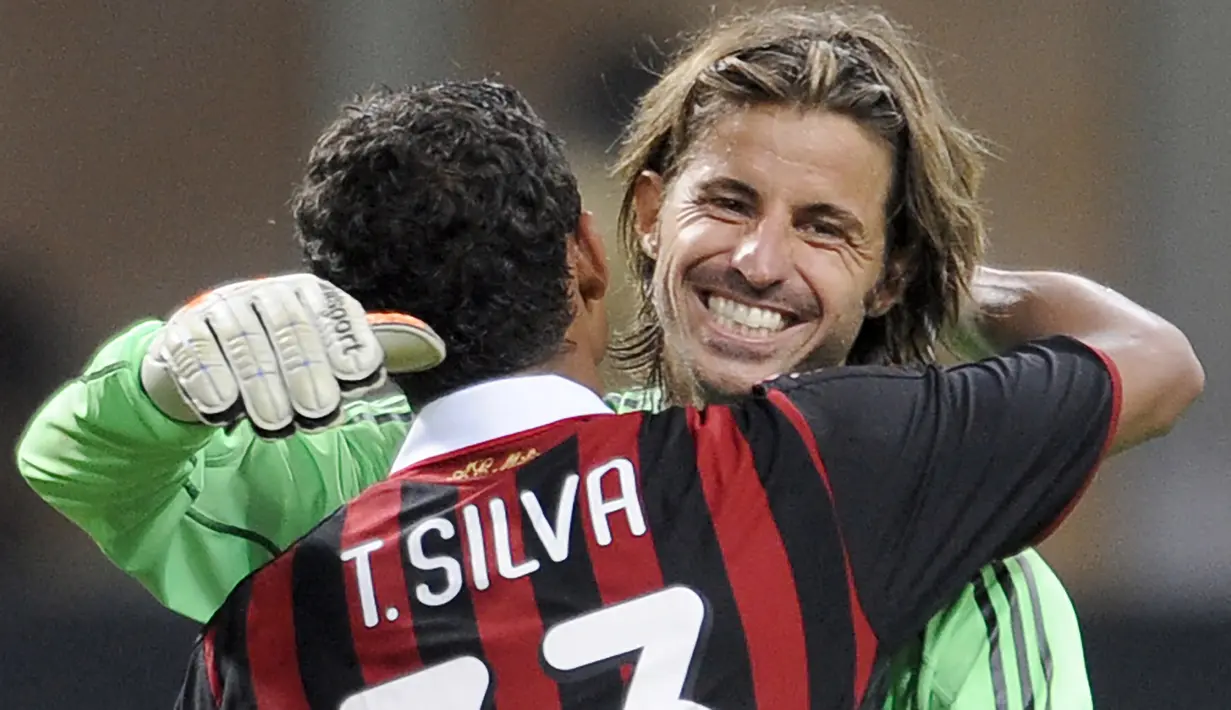 Marco Storari. Kiper Italia berusia 45 tahun ini memutuskan bergabung kembali dengan AC Milan sejak tengah musim 2016/2017 usai meninggalkan Cagliari. Sebelumnya ia juga sempat menjadi milik AC Milan mulai tengah musim 2006/2007 hingga akhir musim 2009/2010, namun lebih banyak dipinjamkan ke beberapa klub di Liga Italia termasuk Juventus. Pada Juli 2018 ia memutuskan pensiun bersama AC Milan setelah tampil dalam 15 laga di semua ajang dengan torehan 4 kali clean sheet dan kebobolan 19 gol. Usai pensiun, sejak awal musim 2020/2021 ia menjadi bagian tim kepelatihan di Akademi Juventus. (AFP/Damien Meyer)