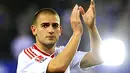 Pencetak gol kemenangan Hamburg SV, Mladen Petric memberi sambutan seusai partai Bundesliga antara Hamburg SV vs Bayern Muenchen di Hamburg pada 26 September 2009. AFP PHOTO/DAVID HECKER