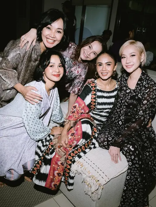 Lebih dari 30 penyanyi Tanah Air lintas generasi gelar acara buka puasa bersama. Terlihat deretan busana print yang kompak dikenakan oleh para penyanyi perempuan. Mulai dari Bunga Citra Lestari hingga Vinna Panduwinata
