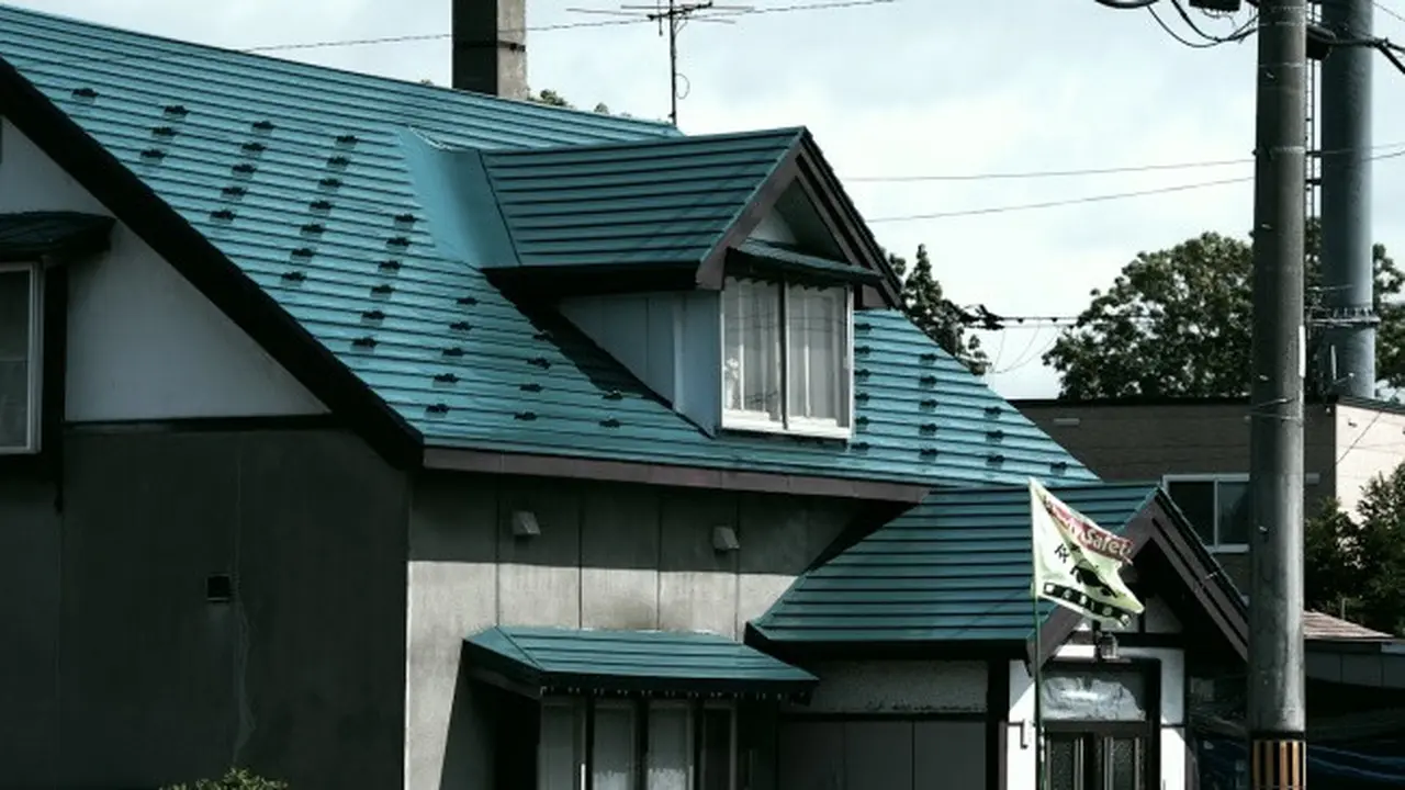 Ilustrasi Atap Rumah (credit: taichi nakamura/unsplash)