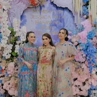 Sedangkan Natalia Hasibuan mengenakan long dress dengan detail puffy dan bordiran bunga warna pink. Sementara Natalia Hasibuan memilih dress nuansa nude dengan aksen bordiran bunga warna merah.