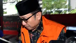 Hari ini, Senin (29/12/2014), merupakan pemeriksaan perdana Waryono Karno setelah ditahan KPK sejak 18 Desember lalu,  Jakarta. (Liputan6.com/Miftahul Hayat)