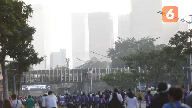 Warga Bermasker Saat Lari di CFD Jakarta