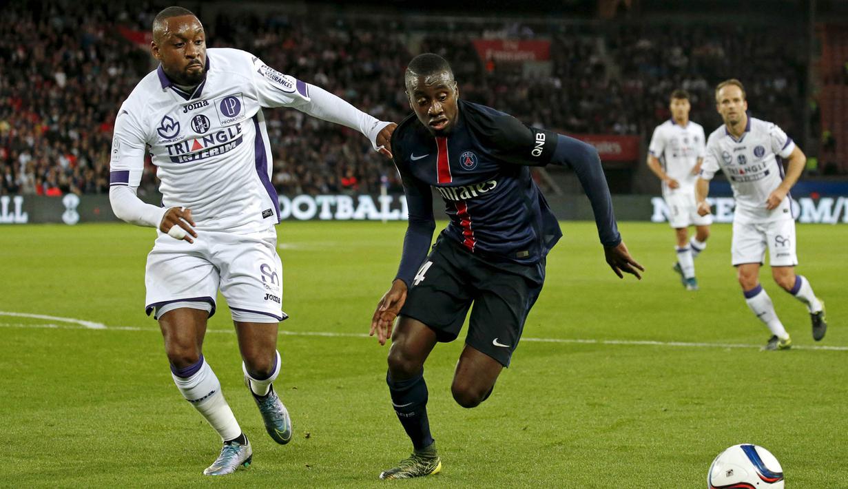 Pemain PSG, Blaise Matuidi beradu cepat dengan pemain Toulouse, Jean-Armel Kana-Biyik pada laga Liga Prancis di Stadion Parc des Princes, Prancis, Sabtu (7/11/2015). (Reuters/Benoit Tessier)