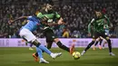 <p>Penyerang Napoli, Victor Osimhen menendang bola saat mencetak gol ke gawang Sassuolo pada pertandigan lanjutan Liga Serie A Italia di Stadion Mapei di Reggio Emilia, Italia, Sabtu (17/2/2023). Berkat kemenangan ini, Napoli semakin kokoh di puncak klasemen Liga Italia dengan 62 poin dari 23 laga. (Massimo Paolone/LaPresse via AP)</p>