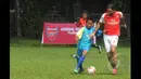 Legenda Arsenal, Robert Pires berebut bola dengan pemain lainnya saat ikut ambil bagian pada Arsenal Football Marathon di International Sport Club of Indonesia, Ciputat, Sabtu (24/1/2015). (Liputan6.com/Herman Zakharia)