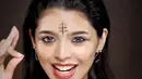 Jharna Bhagwani menampilkan dua look makeup. Look pertama, ia mengenakan baju India merah yang dikenakan oleh Kareena Kapoor, yang di film Asoka memerankan tokoh Putri Kaurwaki. [Foto: Instagram/jharnabhagwani]