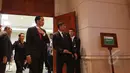 Presiden Joko Widodo saat tiba di ruang Kakatua untuk bertemu dengan PM Palestina Rami Hamdallah di JCC, Jakarta, Selasa (21/4/2015). Pertemuan membahas masalah perdagangan kedua negara hingga kemerdekaan Palestina. (Liputan6.com/Herman Zakharia)