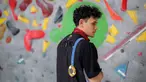 Atlet panjat tebing Indonesia, Veddriq Leonardo berpose dengan membawa medali emas Olimpiade Paris 2024 di markas FPTI, Hotel Santika Premier, Bekasi, Selasa (20/08/2024). (Bola.com/Bagaskara Lazuardi)