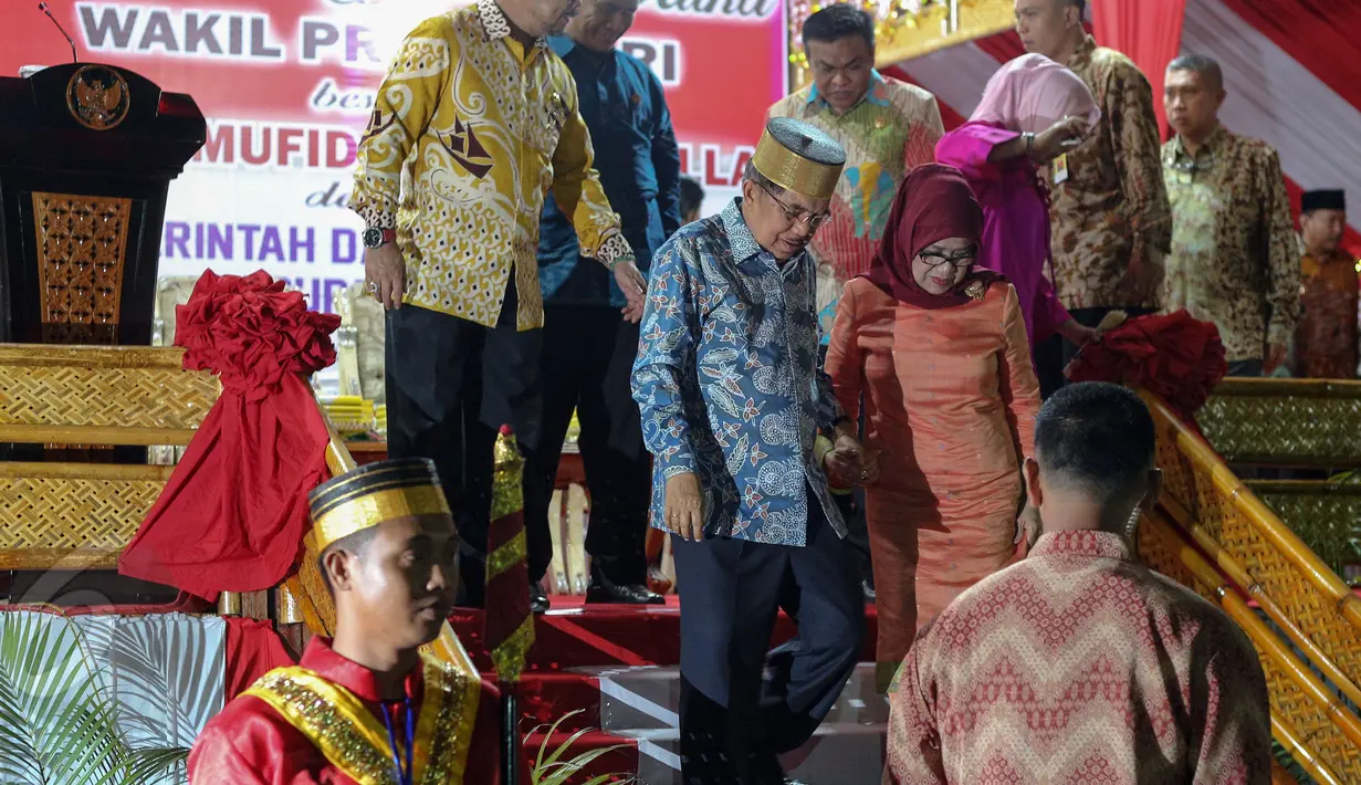 Wakil Presiden Jusuf Kalla bersama istrinya usai memberikan sambutan saat sillaturahmi ke kota Bone , Makassar, Sabtu (6/5/2015). JK meminta maaf karena kesibukannya ia baru sempat datang ke Bone. (Liputan6.com/Faizal Fanani)