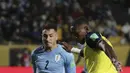 Bek Uruguay, Jose Maria Gimenez berebut bola dengan bek Ekuador, Pervis Estupinan pada lanjutan Kualifikasi Piala Dunia 2022 zona Amerika Selatan di Estadio Campeón del Siglo, Jumat (10/9/2021) pagi WIB. Uruguay menang tipis 1-0 lewat gol gasto Pereiro. (Raul MARTINEZ / AFP / POOL)