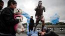 Seorang penggemar mencium patung Lionel Messi seusai Argentina gagal menjadi juara Copa America Centenario 2016 di Buenos Aires, Argentina, (28/6/2016). (AP Photo/Victor R. Caivano)