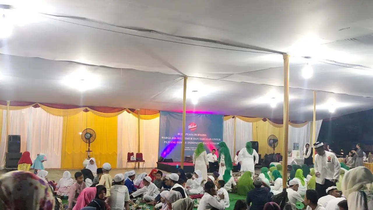 Relawan Perempuan Tangguh Pilih Jokowi-Amin (Pertiwi) menggelar acara buka puasa bersama ratusan anak yatim dan para petugas KPPS. (Istimewa)